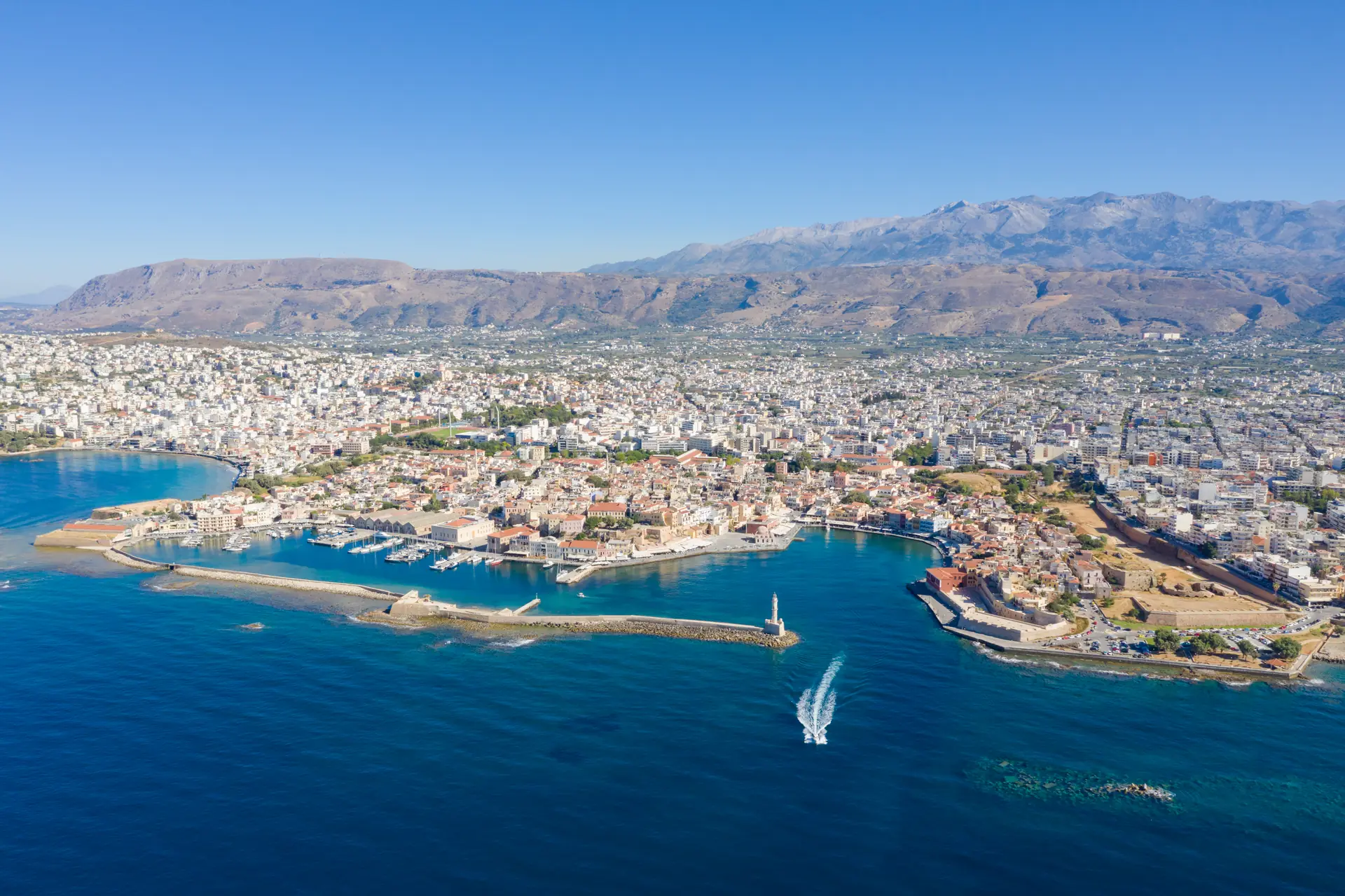 Luftaufnahme der Altstadt und des venezianischen Hafens von Chania.