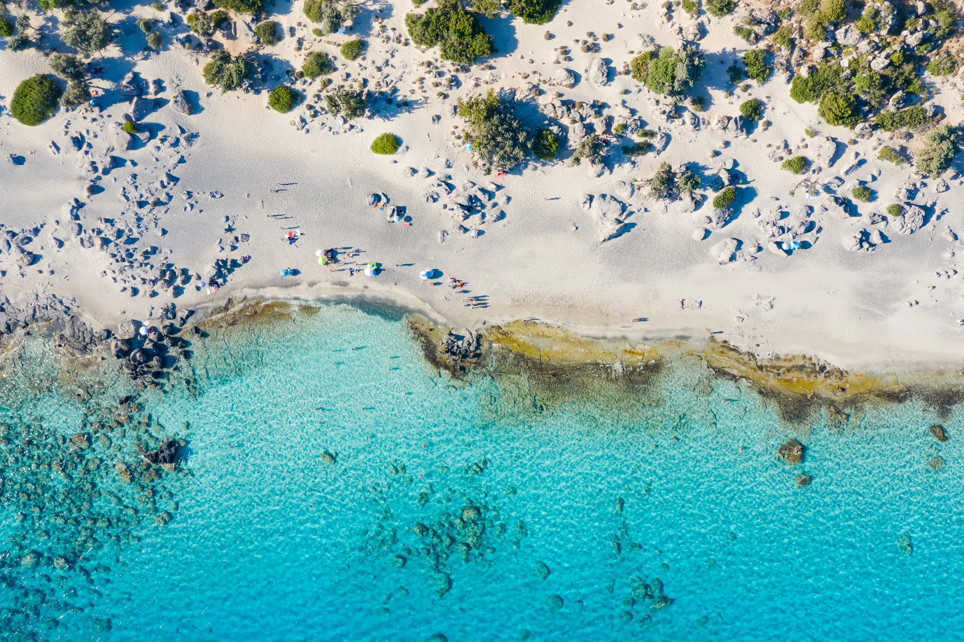 Luftaufnahme von türkisfarbenem Wasser und Küstenlinie am Kedrodasos Beach in Chania, Kreta.